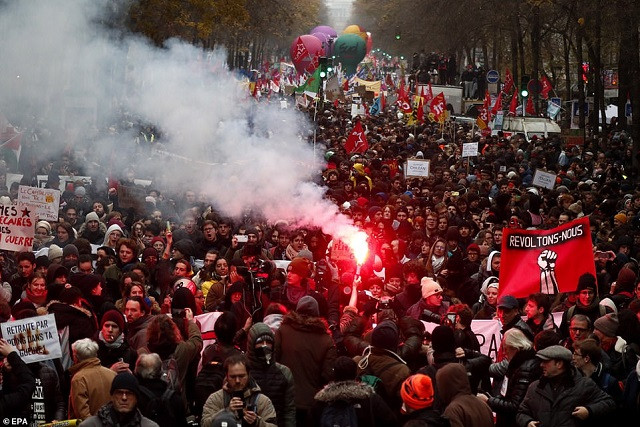 Người biểu tình cầm biểu ngữ và diễu hành trên đường phố Paris Người biểu tình cầm biểu ngữ và diễu hành trên đường phố Paris