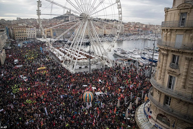 Người biểu tình tuần hành ở Old Port của Marseille, miền nam nước Pháp. Người biểu tình tuần hành ở Old Port của Marseille, miền nam nước Pháp.