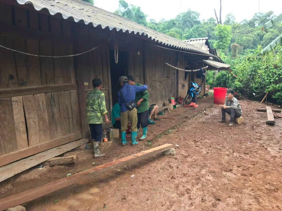 Gia đình nạn nhân. Ảnh Nguyễn Tuân.