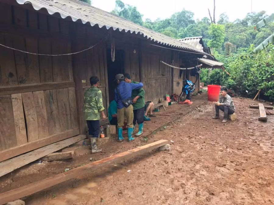 Gia đình nạn nhân. Ảnh Nguyễn Tuân.