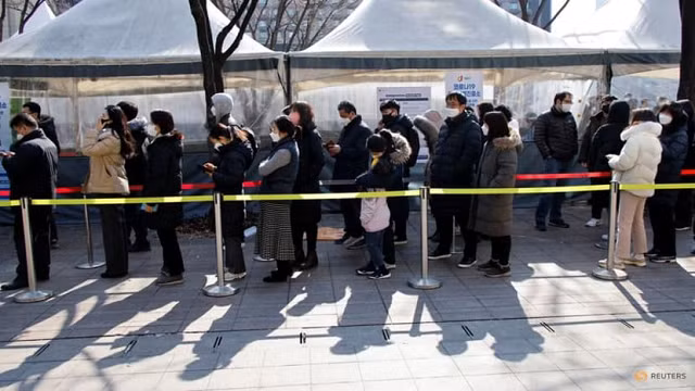 Xếp hàng xét nghiệm Covid-19 ở Hàn Quốc.