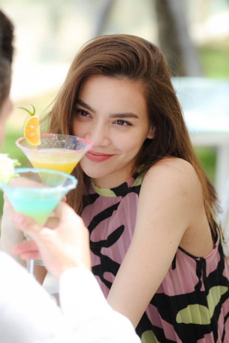 Hồ Ngọc Hà hé lộ đoạn kết phim ngắn bằng MV mới - Ảnh 5 Ho Ngoc Ha he lo doan ket phim ngan bang MV moi - Anh 5