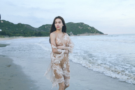 Hồ Ngọc Hà hé lộ đoạn kết phim ngắn bằng MV mới - Ảnh 13 Ho Ngoc Ha he lo doan ket phim ngan bang MV moi - Anh 13