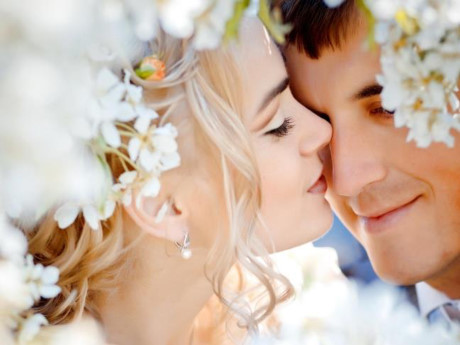 Hôn nhân là nguyện ở bên một người dù đớn đau hay bệnh tật... - Ảnh 1 Hon nhan la nguyen o ben mot nguoi du don dau hay benh tat... - Anh 1