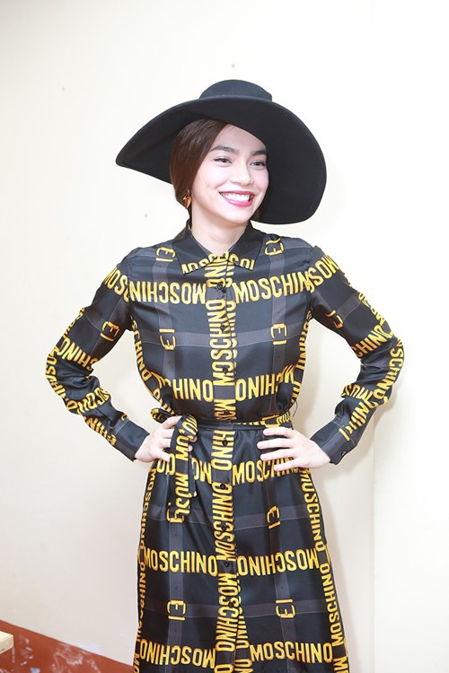 Hồ Ngọc Hà chơi trội với váy hiệu khi ngồi ghế 