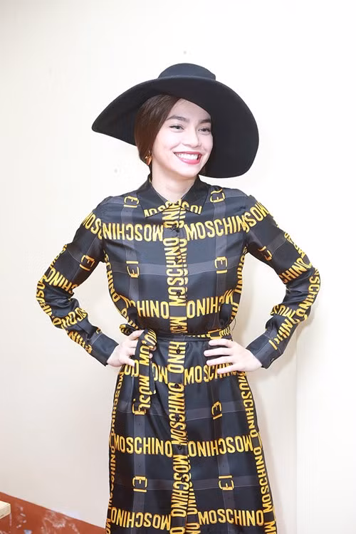 Hồ Ngọc Hà chơi trội với váy hiệu khi ngồi ghế 