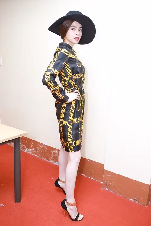 Hồ Ngọc Hà chơi trội với váy hiệu khi ngồi ghế 