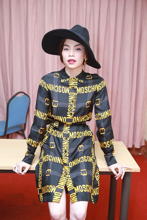 Hồ Ngọc Hà chơi trội với váy hiệu khi ngồi ghế 