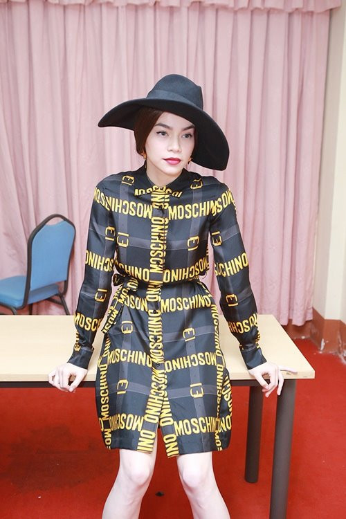 Hồ Ngọc Hà chơi trội với váy hiệu khi ngồi ghế 