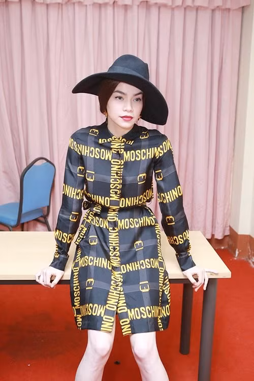 Hồ Ngọc Hà chơi trội với váy hiệu khi ngồi ghế 