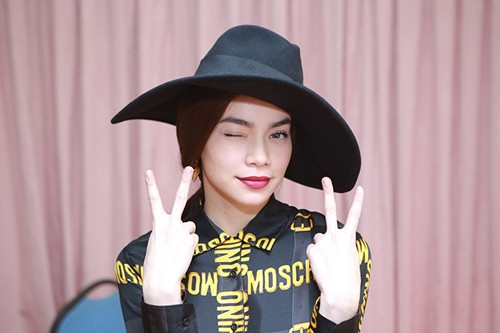 Hồ Ngọc Hà chơi trội với váy hiệu khi ngồi ghế 