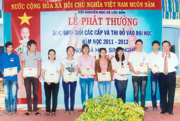 Sang Lào “xin” học bổng 