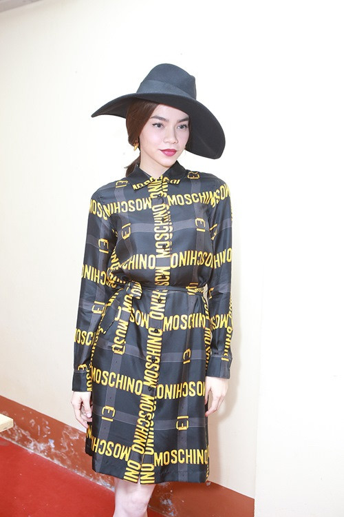 Hồ Ngọc Hà chơi trội với váy hiệu khi ngồi ghế 