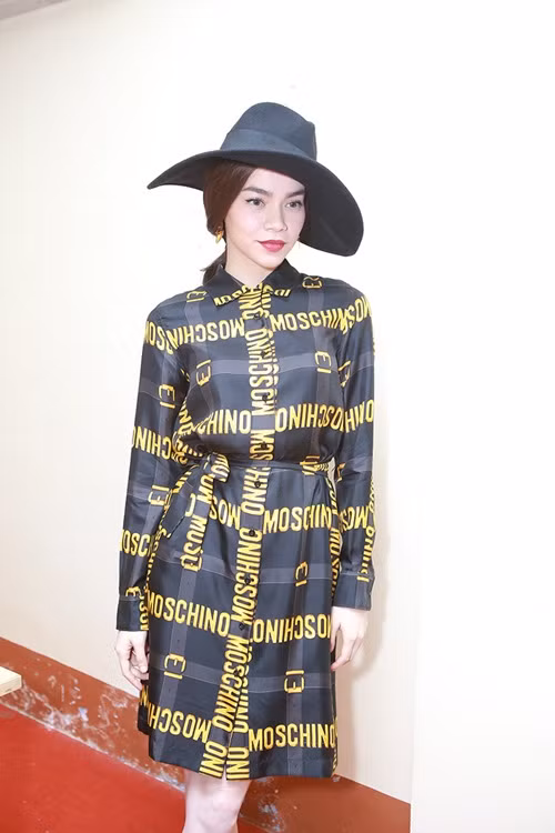 Hồ Ngọc Hà chơi trội với váy hiệu khi ngồi ghế 