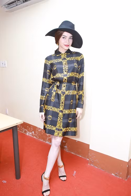 Hồ Ngọc Hà chơi trội với váy hiệu khi ngồi ghế 