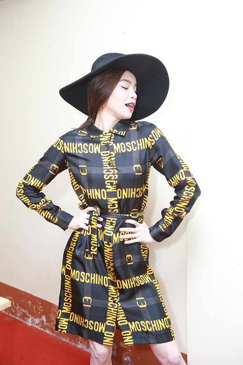 Hồ Ngọc Hà chơi trội với váy hiệu khi ngồi ghế 