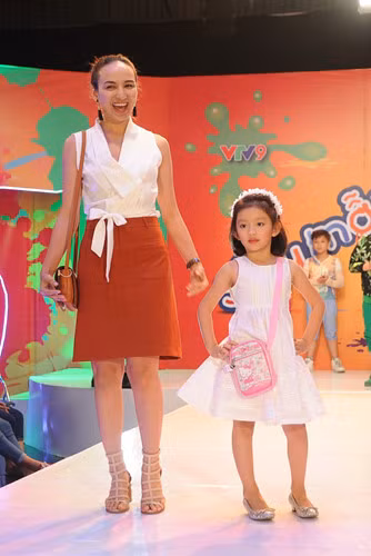 Mai Thu Huyen bat ngo xuat hien tai san choi 