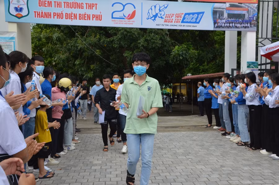 Các thí sinh kết thúc môn thi đều được phát nước uống, bánh ngọt và động viên tinh thần.