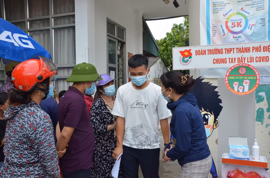 Thí sinh ra khỏi phòng thì với tâm trạng khá lo lắng.