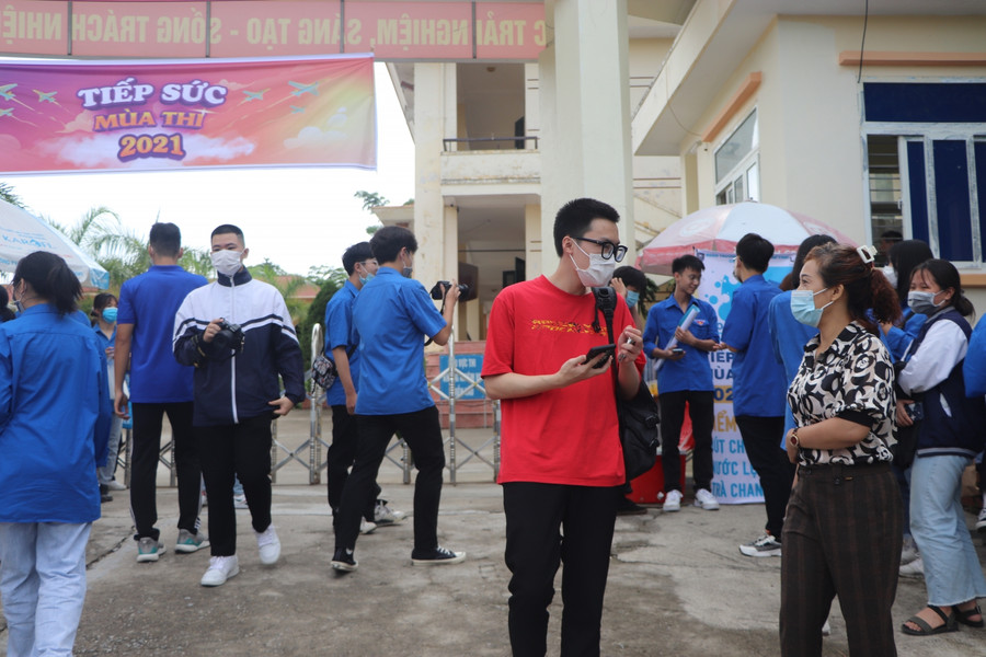 Thí sinh Lưu Khoa Nguyên bước ra khỏi phòng thi lúc 9 giờ 5 phút (sau 90 phút làm bài)