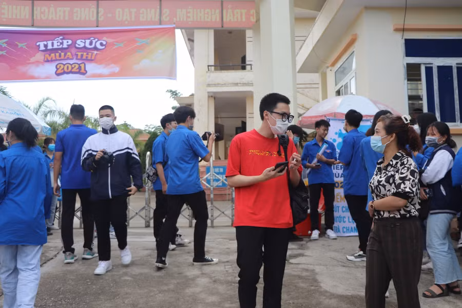 Thí sinh Lưu Khoa Nguyên bước ra khỏi phòng thi lúc 9 giờ 5 phút (sau 90 phút làm bài)