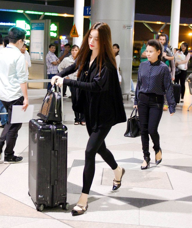 Bà Ngọc Hương, mẹ ca sĩ Hồ Ngọc Hà, là nguồn động viên tinh thần lớn của cô cả trên con đường sự nghiệp lẫn cuộc sống. Bà thường xuyên theo con gái đi diễn (cả ở trong và ngoài nước). Mới đây, hai mẹ con lên đường sang Nhật Bản, kết hợp công tác và du lịch. Xuất hiện ở sân bay Tân Sơn Nhất sáng 25/8, mẹ Hà Hồ ăn vận khá trẻ trung, hợp mốt. Ảnh: Mẫn Mẫn. Những bà mẹ thường xuyên theo con chạy show ở Vbiz