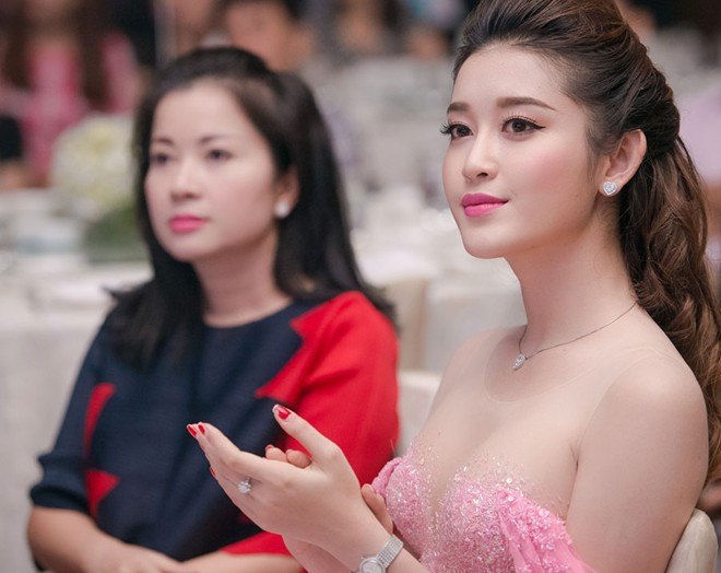 Trong thời gian Huyền My tham gia Hoa hậu Việt Nam, mẹ theo chân cô đến Phú Quốc từ những ngày đầu tiên, hỗ trợ con gái ở mọi khâu như ăn uống, chuẩn bị quần áo... Á hậu tâm sự thêm, hai người rất hợp nhau, đặc biệt ở khoản mua sắm. Cô cũng thường xuyên tâm sự, chia sẻ với mẹ những khúc mắc trong cuộc sống. Ảnh: Chí Linh Những bà mẹ thường xuyên theo con chạy show ở Vbiz