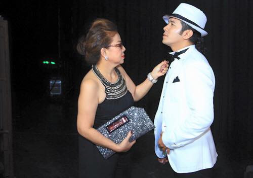 Hai mẹ con gắn bó như hình với bóng. Mỗi khi chạy show hoặc tham dự sự kiện, mẹ Kasim chăm lo cho con trai từng miếng ăn, giấc ngủ. Giọng ca Vì yêu từng tâm sự, anh rất biết ơn và không biết làm thế nào mới đền đáp được tình cảm của má. Ảnh: Báo Mới Những bà mẹ thường xuyên theo con chạy show ở Vbiz