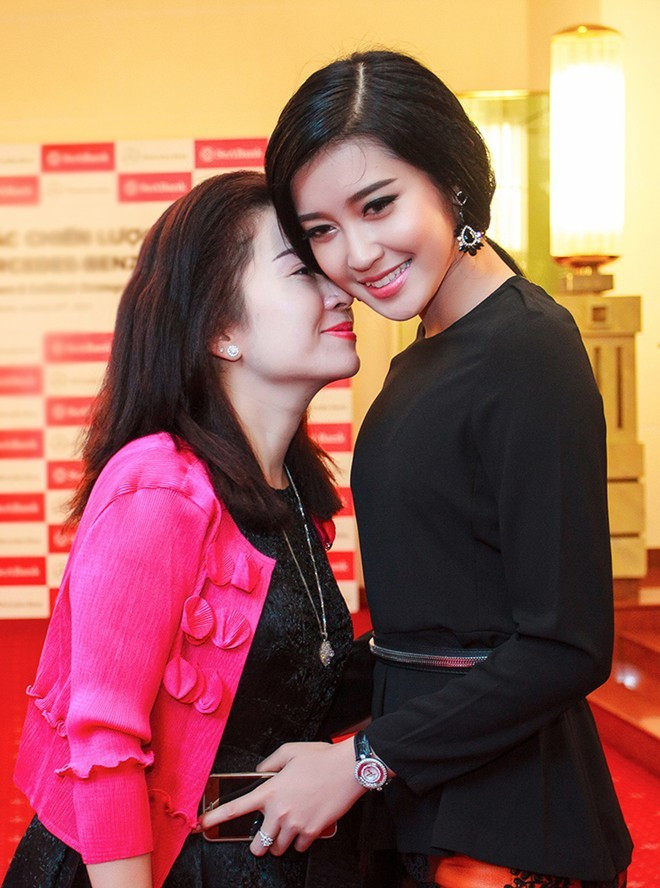 Sau khi giành ngôi Á hậu 1 cuộc thi Hoa hậu Việt Nam 2014, Huyền My nhận được nhiều lời mời tham gia sự kiện và mẹ luôn đồng hành cùng cô trong mọi hoạt động. Ở độ tuổi tứ tuần, mẹ á hậu thu hút sự chú ý bởi vẻ ngoài trẻ trung, thanh lịch. Người đẹp sinh năm 1995 chia sẻ, mẹ chính là stylist của cô. Ảnh: Thành Đạt Những bà mẹ thường xuyên theo con chạy show ở Vbiz