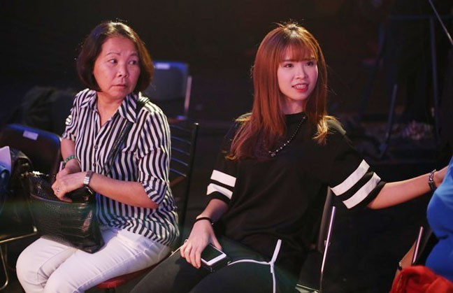 Vì gia đình chỉ có một mẹ, một con nên mẹ Khởi My muốn bên cạnh để bảo vệ, giúp con gái tránh xa mọi cám dỗ của giới showbiz. Má Năm (tên thân mật fan Khởi My gọi mẹ cô) cũng làm quản lý cho cô nhiều năm nay. Ảnh: Lê Nhân Những bà mẹ thường xuyên theo con chạy show ở Vbiz