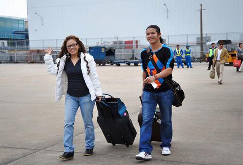 Từ khi "chân ướt chân ráo" bước vào làng nhạc, Kasim Hoàng Vũ đã luôn được mẹ - cựu ca sĩ Bích Phương - theo sát. Những thành công nam ca sĩ đạt được trong sự nghiệp đều có đóng góp lớn từ công sức của mẹ. Ảnh: Báo Mới Những bà mẹ thường xuyên theo con chạy show ở Vbiz