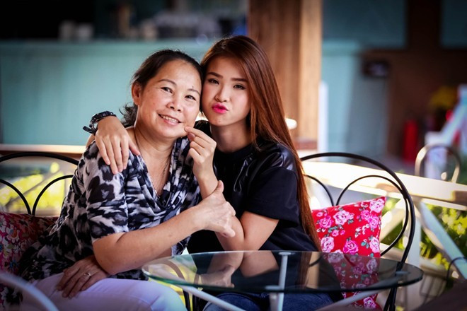 Kể từ ngày Khởi My lên thành phố học và theo đuổi đam mê ca hát, mẹ luôn bên cạnh cô. Hàng ngày, nữ ca sĩ được mẹ chở đi làm, đi diễn bằng chiếc xe gắn máy giản dị. Giọng ca Khóc đêm tâm sự, cô rất sợ mẹ vất vả, phải chờ đợi con gái diễn từ sớm đến khuya. Nhưng bà lại cảm thấy hạnh phúc, yên tâm khi biết con gái đang làm gì. Ảnh: Thành Luân Những bà mẹ thường xuyên theo con chạy show ở Vbiz