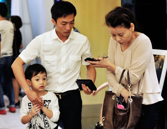 Trong nhiều chuyến đi diễn xa khác của Hồ Ngọc Hà, mẹ cô cũng theo sát để tiện chăm sóc con gái và cháu ngoại. Khi giọng ca Tìm lại giấc mơ vướng scandal, bà lại gửi đến cô những lời yêu thương, động viên trên trang cá nhân. Ảnh: Hoàng Anh Những bà mẹ thường xuyên theo con chạy show ở Vbiz