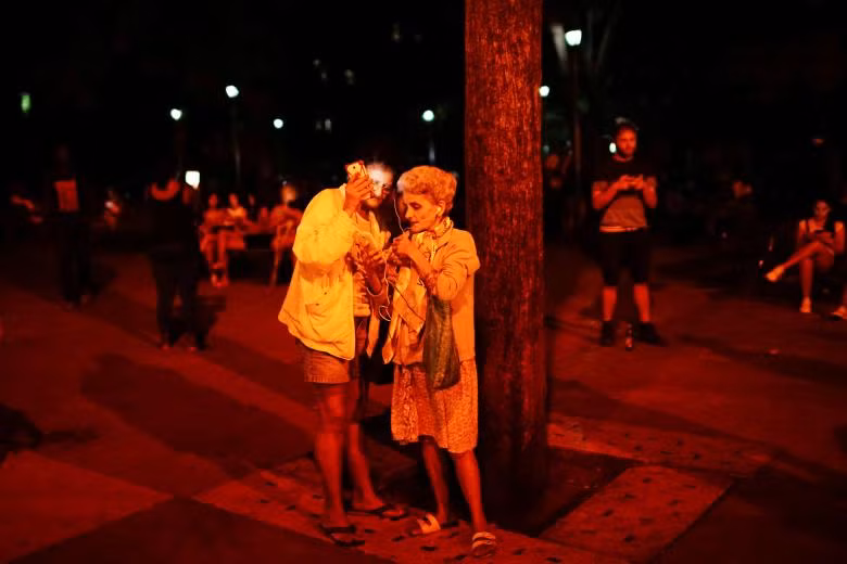 Mọi người kết nối internet tại Havana, Cuba ngày 19/1