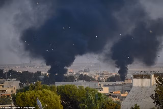 Mù mịt khói sau các cuộc tấn công.