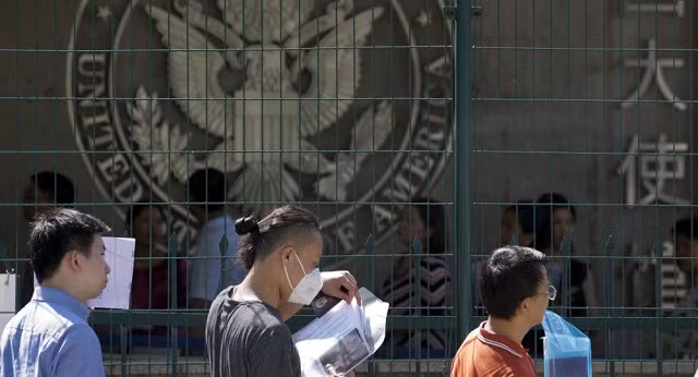 Người xin thị thực chờ bên ngoài Đại sứ quán Mỹ tại Bắc Kinh, Trung Quốc.