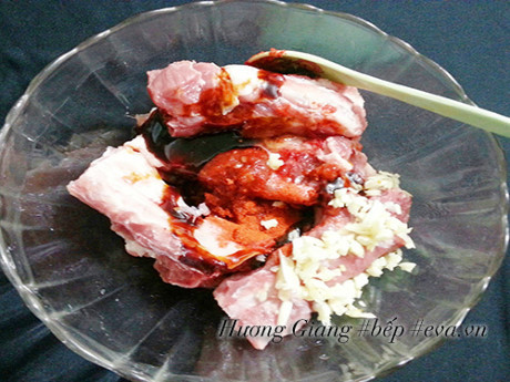 Sườn nướng muối ớt nóng hổi ai thấy cũng thèm - Ảnh 3 Suon nuong muoi ot nong hoi ai thay cung them - Anh 3