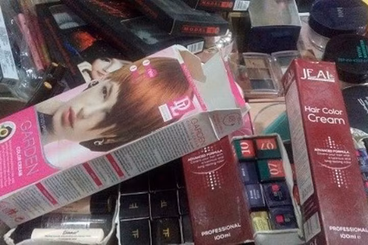 Nhuộm tóc bằng thuốc rẻ tiền, một phụ nữ tử vong