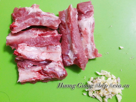 Sườn nướng muối ớt nóng hổi ai thấy cũng thèm - Ảnh 2 Suon nuong muoi ot nong hoi ai thay cung them - Anh 2