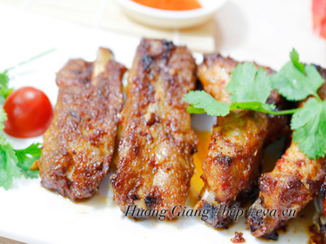 Sườn nướng muối ớt nóng hổi ai thấy cũng thèm - Ảnh 7 Suon nuong muoi ot nong hoi ai thay cung them - Anh 7