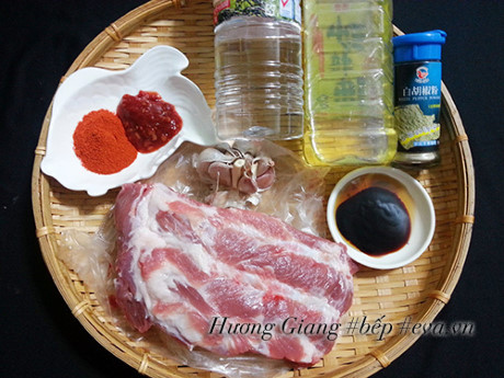 Sườn nướng muối ớt nóng hổi ai thấy cũng thèm - Ảnh 1 Suon nuong muoi ot nong hoi ai thay cung them - Anh 1