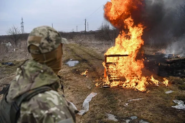 Một binh sĩ Ukraine trong một khóa học tự vệ ở ngoại ô Lviv, miền tây Ukraine. (Ảnh: Newsweek).