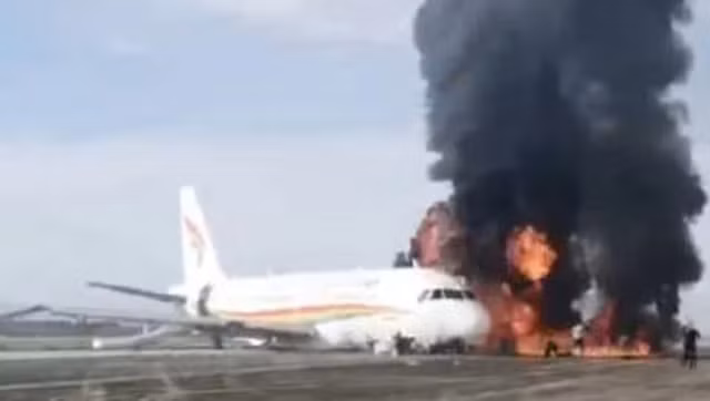 Máy bay Trung Quốc bốc cháy khi cất cánh. (Ảnh: SCMP).