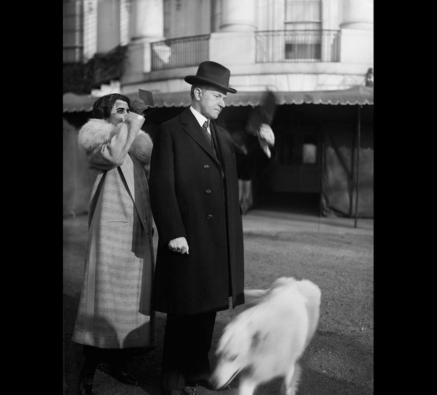 Năm 1925: Tổng thống Mỹ Calvin Coolidge và phu nhân Grace Coolidge xem nhật thực từ bãi cỏ của Nhà trắng Năm 1925: Tổng thống Mỹ Calvin Coolidge và phu nhân Grace Coolidge xem nhật thực từ bãi cỏ của Nhà trắng