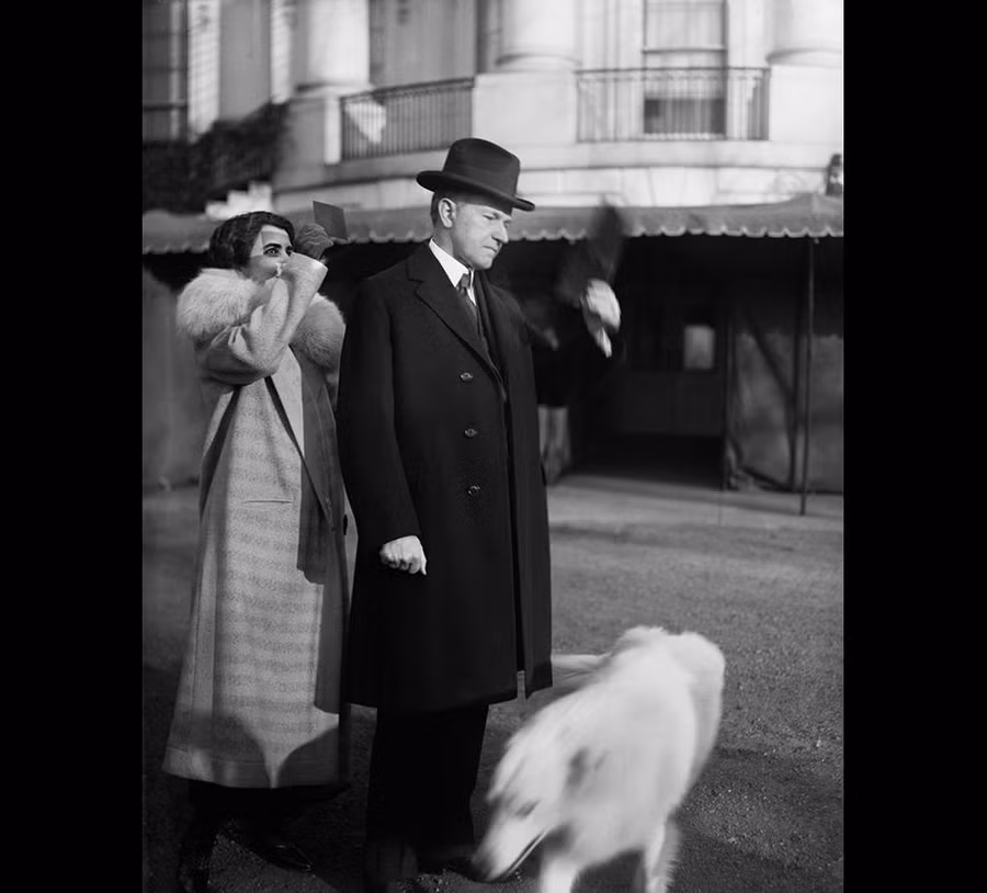 Năm 1925: Tổng thống Mỹ Calvin Coolidge và phu nhân Grace Coolidge xem nhật thực từ bãi cỏ của Nhà trắng