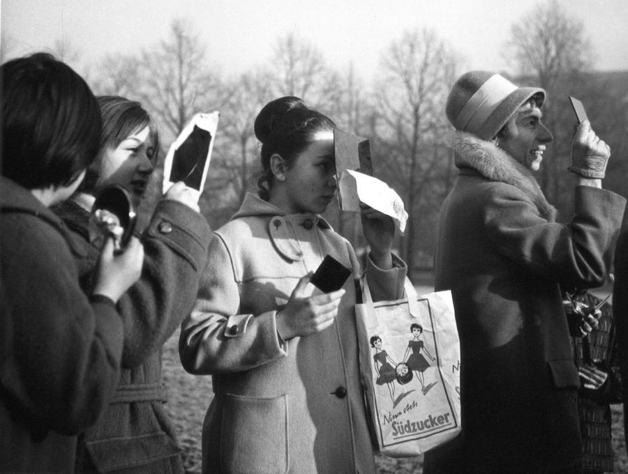 1961: Sinh viên và giảng viên xem nhật thực ở Munich (Đức) 1961: Sinh viên và giảng viên xem nhật thực ở Munich (Đức)