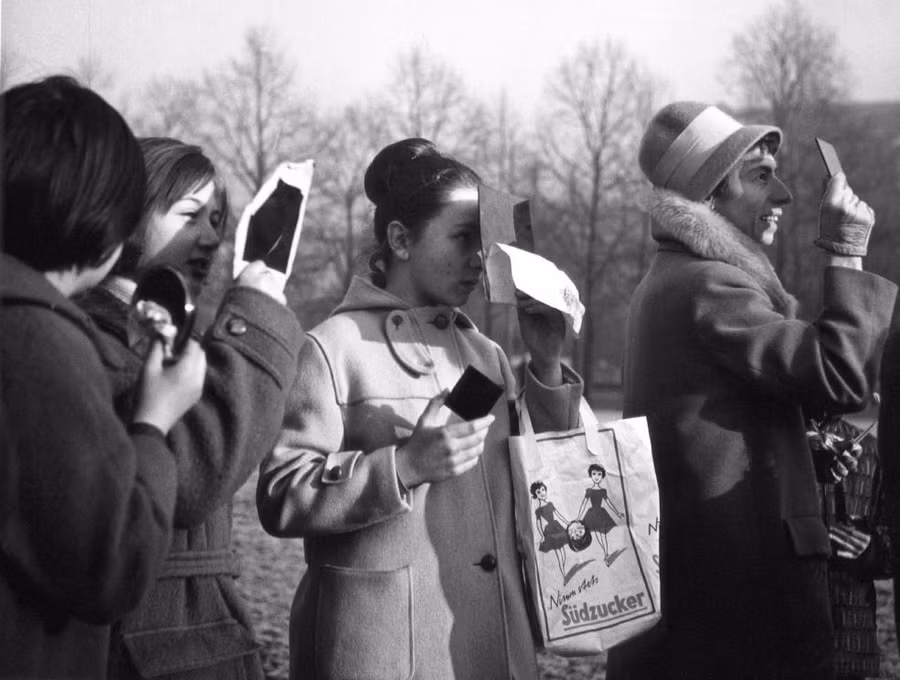 1961: Sinh viên và giảng viên xem nhật thực ở Munich (Đức)