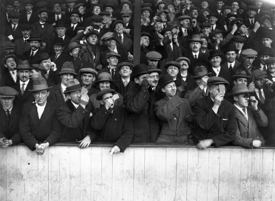 1936: Khán giả tại Upton Park, London dừng xem bóng đá để xem nhật thực 1936: Khán giả tại Upton Park, London dừng xem bóng đá để xem nhật thực