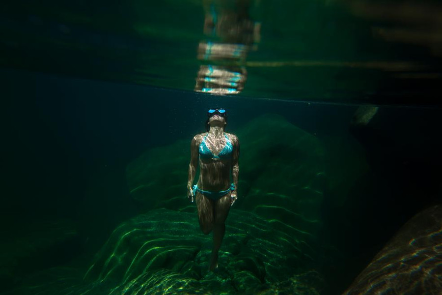 Một phụ nữ lặn xuống sông Verzasca ở Thụy Sĩ