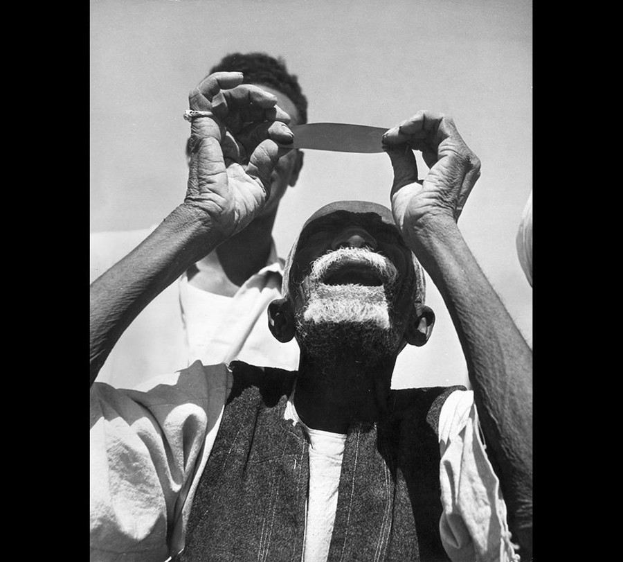 1952: Một người đàn ông xem nhật thực bằng một dải phim ở Sudan 1952: Một người đàn ông xem nhật thực bằng một dải phim ở Sudan